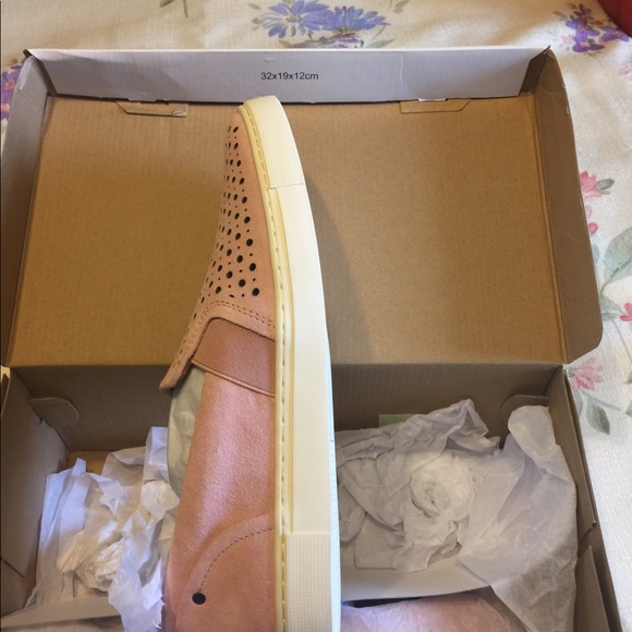 Frye & Co “Peggy” Slip On in Blush. - Picture 2 of 8